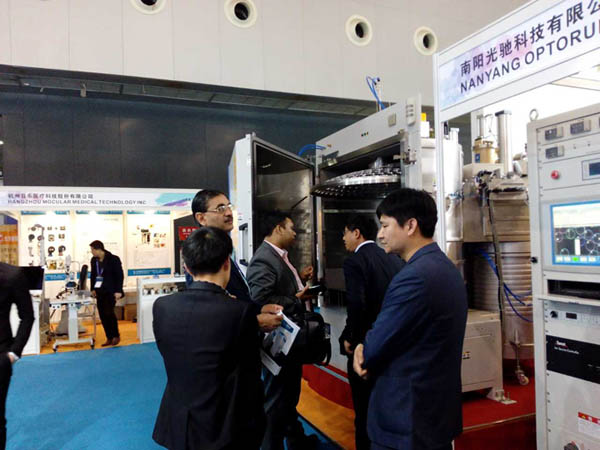南陽光馳鍍膜機(jī)震撼亮相2015上海國際眼鏡展